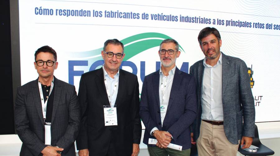 Daniel Fernández, subdirector general de Ordenación y Desarrollo Sectorial de la Generalitat; Carmelo González, presidente de CNTC y CONETRANS; Juan Carlos Hernanz, abogado responsable Derecho Regulatorio y Medioambiental de Cuatrecasas y Paco Fernández, Global Supply Transport Director de Mango. Foto M.V.