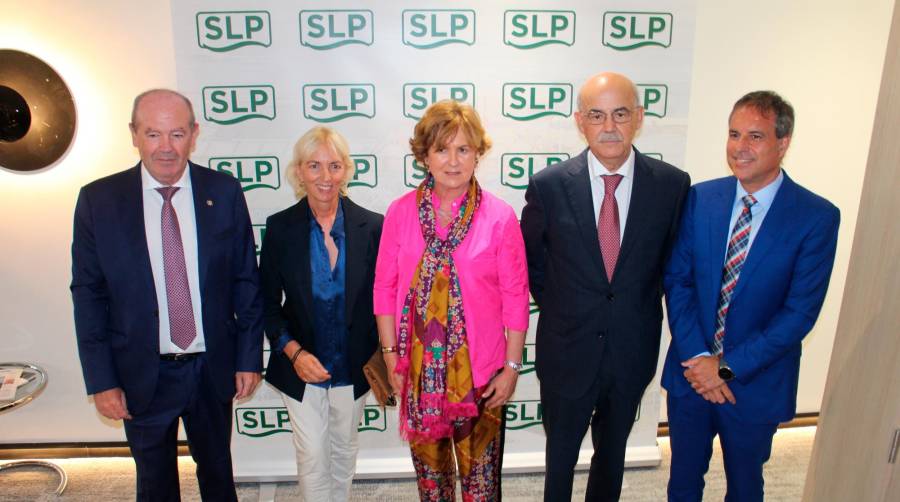 Desde la izquierda: Ricardo Barkala, presidente de la Autoridad Portuaria de Bilbao; Carolina Pérez Toledo, presidente de CEBEK (Confederación de empresarios de Bizkaia); María Luisa Guibert, presidente de SLP y de Algeposa; Antonio Campoy, CEO de Noatum Holdings y consejero de SLP; Manu Pérez Riveras, director general de SLP. Foto J.P.