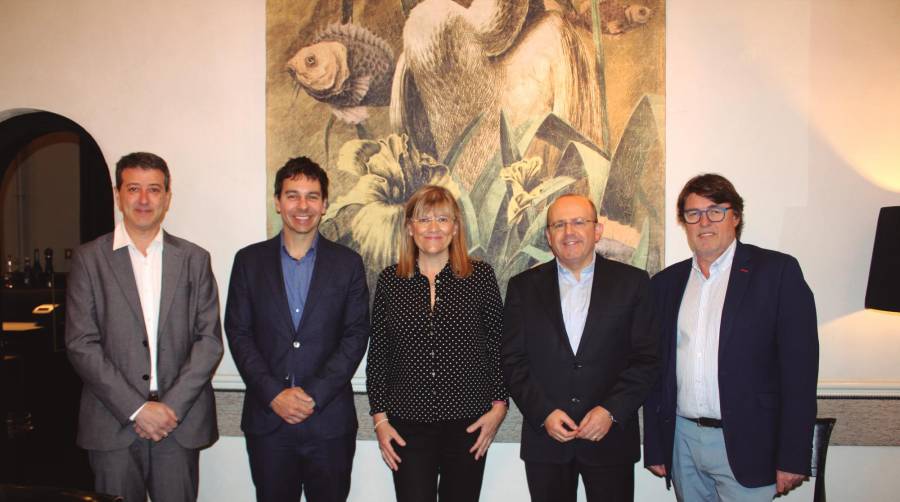 De izquierda a derecha, Alfred Lorman, Air Cargo Club; Ricardo Bagen, presidente del Air Cargo Club; Rosa Prenafeta, directora del Consejo de Usuarios de Transporte de Catalunya; Ignasi Sayol, presidente del Clúster Logístic de Catalunya; y Luís Alberto Martínez, Air Cargo Club. Foto M.V.