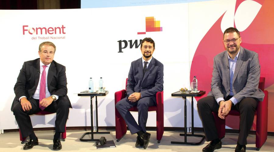 Ignacio Marull, socio responsable de PwC en Catalunya; Damià Calvet, presidente de la Autoridad Portuaria de Barcelona, y Lluís Moreno, vicepresidente de Foment del Treball. Foto Leila Escrihuela.