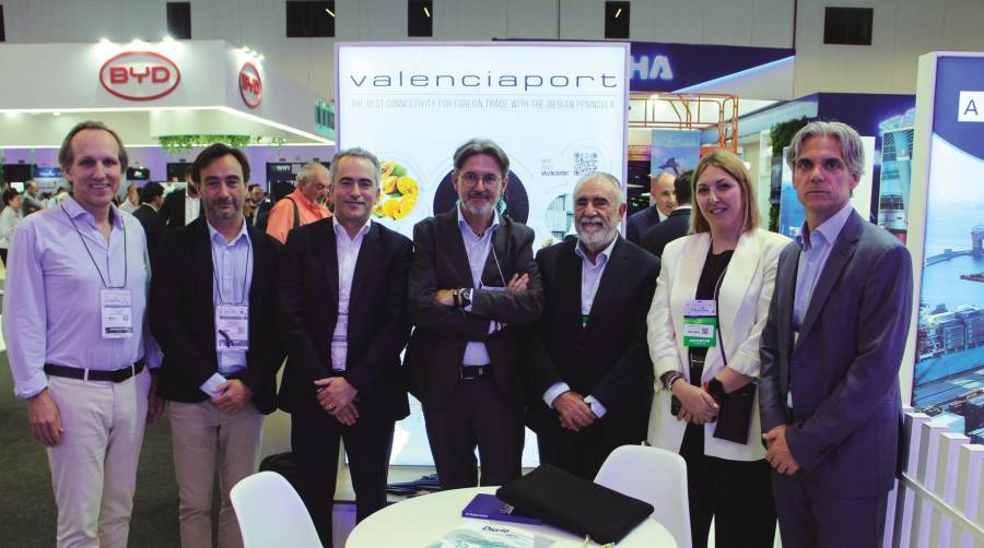 Desde la izquierda: Javier Romeu, CEO de TIBA; Javier Guarch, director de Desarrollo de Negocio de Infoport; Jonas Mendes, consultor senior de Fundación Valenciaport; Miguel Garín, director de Desarrollo Internacional de Fundación Valenciaport; Francesc Sánchez, presidente de la Fundación Valenciaport; Cristina Rodríguez, jefa de Comercial y Clientes de la Autoridad Portuaria de Valencia; y José Oliver, director gerente de Infoport. Foto J.P.