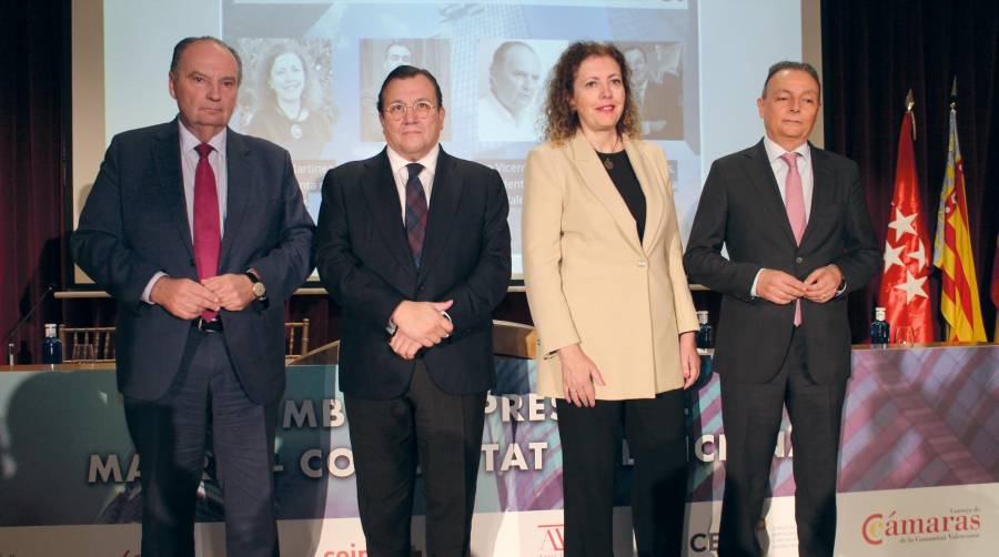 De izquierda a derecha, José Vicente Morata, presidente de la Cámara de Valencia; Antonio Arias, miembro de la Junta Directiva de AVE; Asunción Martínez, vicepresidenta de Conexus; y Salvador Navarro, presidente de la CEV. Foto M.J.