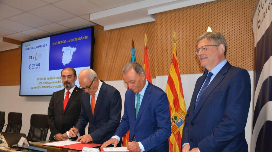 Miguel Marzo, presidente de CEOE Aragón y Salvador Navarro, presidente de la CEV, firmando la Declaración por el Desarrollo del Corredor Cantábrico, flanqueados por el presidente del Gobierno de Aragón, Javier Lambán y el presidente de la Generalitat Valenciana, Ximo Puig. Foto: Fernando Vitoria,