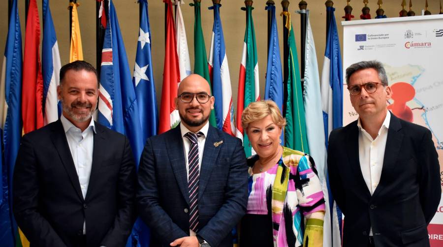 De izquierda a derecha: Manuel Cózar, presidente ATEIA Algeciras; Juan Pablo Pacheco, presidente AMACARGA; Eva Maria Muñoz, vicepresidenta AMACARGA; Nicolás Martínez, jefe del Departamento de Desarrollo de Negocio de la APBA.