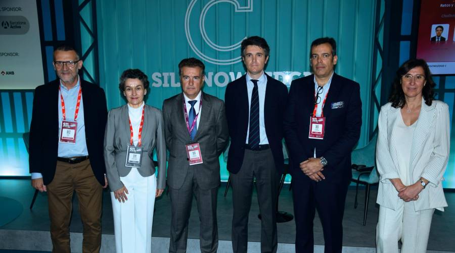 Jorge Roig, responsable de Planificación Logística en Seat-Cupra;Mar Chao, CCO de la AP de Valencia; Alfonso Rodríguez, director de Pecovasa Renfe Mercancías; Jaime Moreno, director general de Transporte Terrestre del MITMA; Dulsé Díaz, secretario general de CETM Portavehículos; y Arancha Mur, directora del Área Económica y Logística de ANFAC, al inicio de la mesa redonda. Foto M.J.