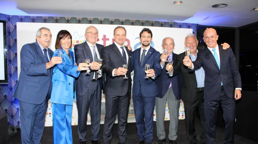 Emili Sanz, presidente de ATEIA-Oltra Barcelona y vocal del CTM; Lydia Diaz, vicepresidenta del CTM; Jaume Altisent, presidente; Michel Corell, vocal del CTM; Damià Calvet, presidente del Port de Barcelona; Jesús Revilla, tesorero; Josep Bertran, secretario, y Xavi Casas, vocal. Foto A.Tejera.