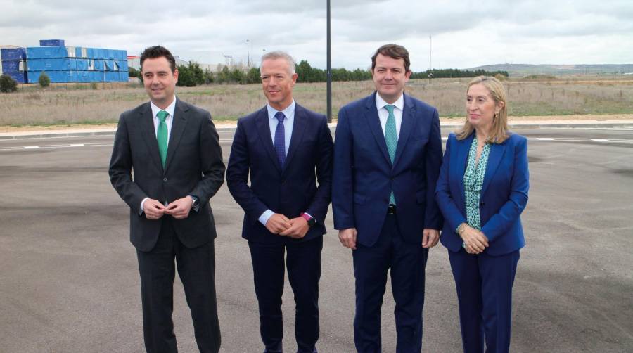 En la imagen superior, de izquierda a derecha, Daniel de la Rosa, alcalde de Burgos; Ander Gil, presidente del Senado; Alfonso Fernández Mañueco, presidente de la Junta de Castilla y León; y Ana Pastor, vicepresidenta 2º del Congreso de los Diputados y ex ministra de Fomento. Foto M.J.