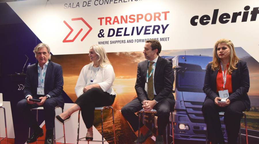 Desde la izquierda, Jesús Cuéllar, presidente de Foro MADCargo; Cristina Martín, CEO de Usyncro; Alfredo Noguerales, director comercial de LATAM Airlines; y Milena Suárez, Operations Airfreight en El Mosca. Foto B.C.