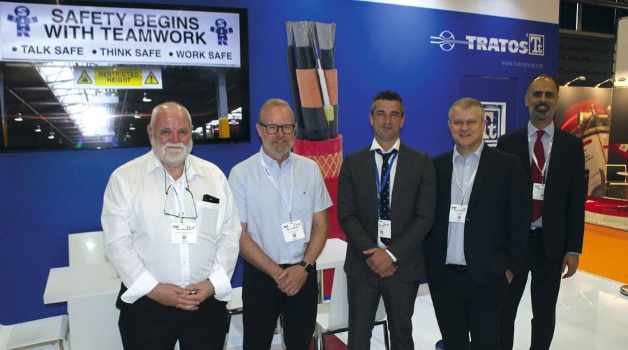 Jon Sojo, Export Director Ports &amp; Maritime de Tratos (centro) con parte del equipo de la firma en su stand de TOC Europe. Foto J.P.