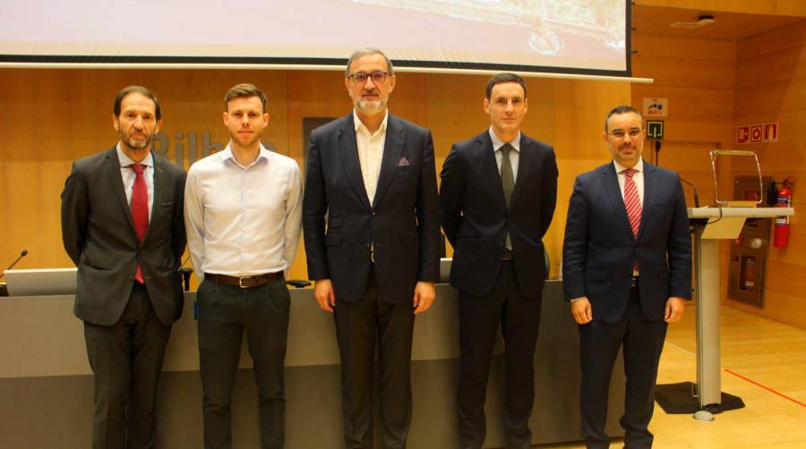 Desde la izquierda: José Ignacio Hormaeche, CEO de Cluster Energía-Basque Energy Cluster; Christoph Zipf, responsable de Prensa y Comunicación en WindEurope; Juan Virgilio Márquez, CEO de la Asociación Empresarial Eólica (AEE); Andima Ormaetxe, director de Operaciones, Comercial, Logística y Estrategia de la Autoridad Portuaria de Bilbao; Gorka Zabala, director general de Consignaciones Toro y Betolaza. Foto J.P.