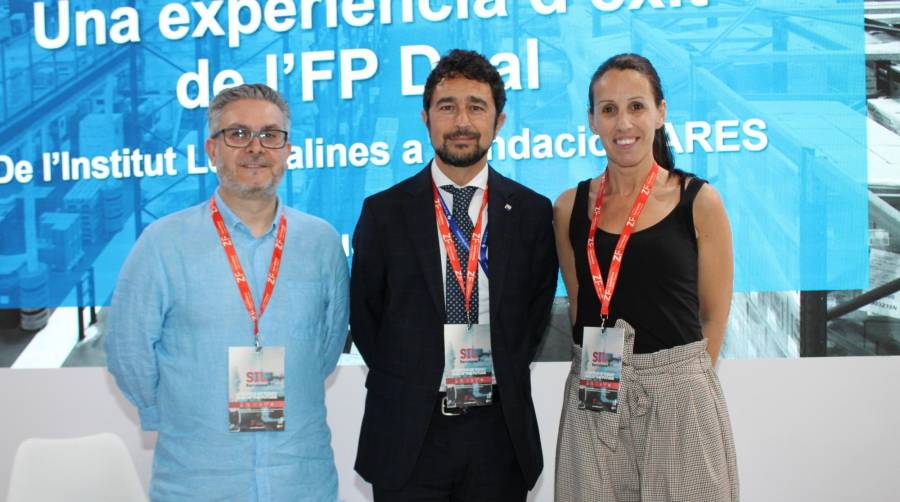 Enric Colomer, jefe de estudios del IES Les Salines; Damià Calvet, presidente del Port de Barcelona; y Lydia Barrachina, directora de Personas de CARES. Foto A.Tejera.