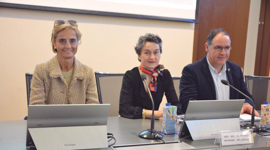 Nuria Lacaci, secretaria general de la Asociación Española de Cargadores; Mar Chao, presidenta de la Autoridad Portuaria de Valencia y Benjamín Prieto, senador por Cuenca. Foto J.C.P.