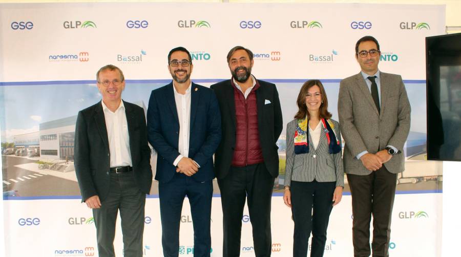 Thierry Milon, deputy managing director Europa de GSE; Juan Diego Ortiz, Alcalde de Pinto; Miguel Monreal, senior development director de GLP; Ana Isabel González, presidenta del CEL; y Ramón Lázaro, director de desarrollo de GSE, ayer durante la puesta de largo de G-Park Pinto. Foto B.C.