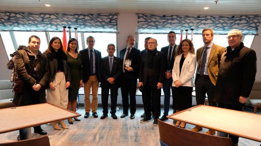 El presidente de Cantabria, Miguel Ángel Revilla (centro), flanqueado por el CEO de Brittany Ferries, Christophe Mathieu (a su izquierda), y el presidente de la Autoridad Portuaria de Santander, Francisco Martín (a su derecha), junto con resto de autoridades y representantes de Brittany Ferries.