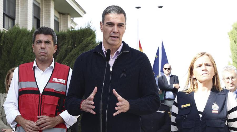 El presidente del Gobierno, Pedro Sánchez, flanqueado por Carlos Mazón, president de la Generalitat Valenciana y Pilar Bernabé, delegada del Gobierno en la Comunitat Valenciana.