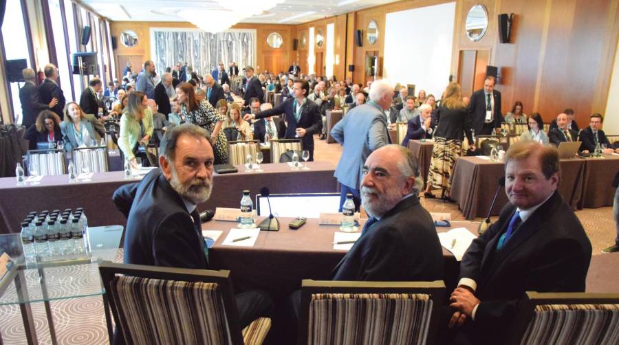 De derecha a izquierda, Emilio Guardiola, presidente del Colegio Oficial de Agentes y Representantes Aduaneros de Valencia; Francesc Sánchez, director general de la Autoridad Portuaria de Valencia; y Antonio Llobet, presidente del Consejo General de Agentes de Aduanas, durante la inauguración el pasado viernes del XIX Foro Aduanero. Foto R. T.