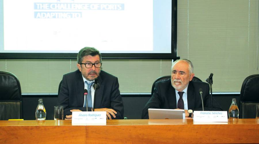 A la izquierda, Álvaro Rodríguez Dapena, junto a Francesc Sánchez Sánchez, director del Puerto de Valencia, esta mañana durante la inauguración de la jornada. Foto B.C.