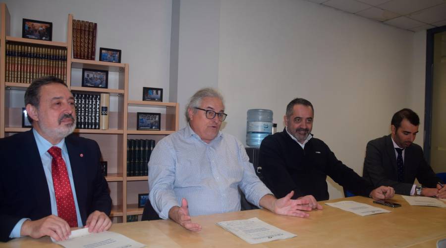 De izquierda a derecha, Diego Romero, vicepresidente de la Comisión de Aduanas de FETEIA; Enric Ticó, presidente de FETEIA; Juan Uhía, presidente de la Comisión de Aduanas de FETEIA; y Martín Fernández, secretario Técnico de FETEIA. Foto M.J.