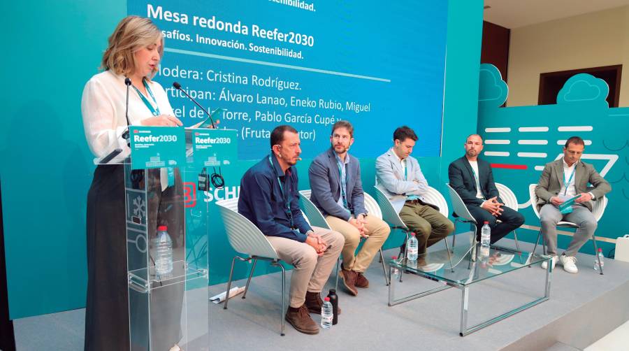 De izquierda a derecha: Cristina Rodríguez, head of Containers &amp; BCOs de la APV y moderadora; Pablo García Cupé, Supply Chain Transport Manager de Avolta; Álvaro Lanao, Reefer Trade manager de CMA CGM; Eneko Rubio, Director Marine de Jhasa Brokers; Manuel Baides, CEO de Fruta de Autor; y Miguel Ángel de la Torre, EVP Ocean Freight de DB Schenker. Foto R. T.