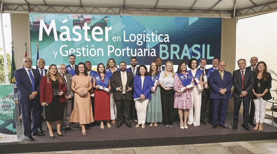 Los alumnos egresados junto a la embajadora de España en Brasil, el secretario nacional de Puertos de Brasil y los representantes de la Fundación Valenciaport y de las instituciones brasileñas que han apoyado el programa.