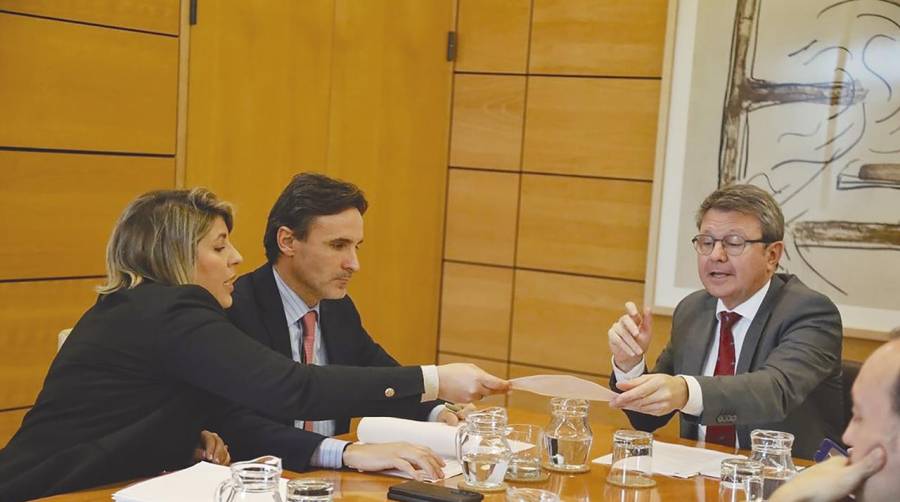 Noelia Arroyo, alcaldesa de Cartagena; Jorge García, consejero de Fomento y Transportes de la Región de Murcia; y José Santano, secretario de Estado de Transportes y Movilidad Sostenible, durante el encuentro de ayer.