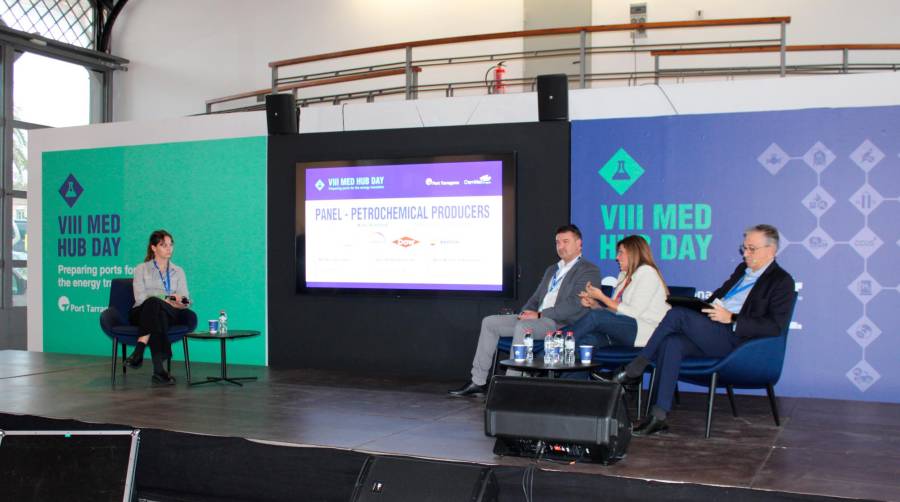 Desde la izquierda: Kate Rainford, redactora en Tank Storage y moderadora de la mesa redonda; Alvaro Iglesias, Supply Chain Head Spain de Covestro; Ana Belén Cifuentes, directora de servicios logísticos de Repsol área de Tarragona y Jacint Domenech, director de logística en Dow Chemical. Foto C.C.