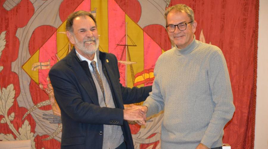 Emilio Guardiola, anterior presidente del COACAV, felicita a Antonio Noguera, el nuevo presidente. Foto J.C.P.