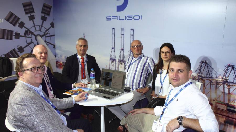 Desde la izquierda: Luis Fernández, Noatum Ports; Óscar Magdalena, Noatum Castellón; Jon Pastrana, CEO de Debusman; Alessandro Sfiligoi, CEO de Sfiligoi; Caterina Genovese, de Sfiligoi; Andrea Mandaio, de Sfiligoi. Foto J.P.