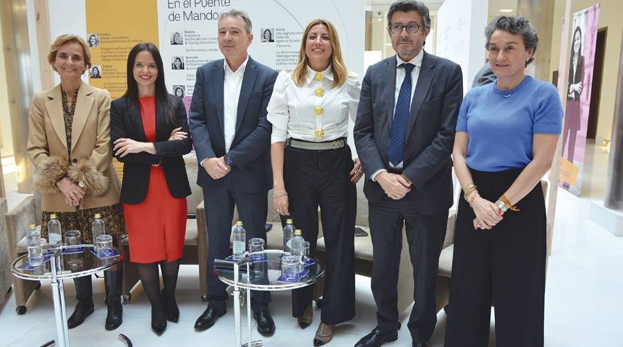 Nuria Lacaci, secretaria general de ACE y MELYT; Belén Carratalá, CEO de Nava Forwarding; Juan Carlos Arocas, CEO de Trans Italia; Lorena Ballester, CEO de Grupo Chema Ballester y vicepresidenta de FVET Puerto; Álvaro Rodríguez Dapena, presidente de Puertos del Estado y Mar Chao, presidenta de la Autoridad Portuaria de Valencia. Foto J.C.P.