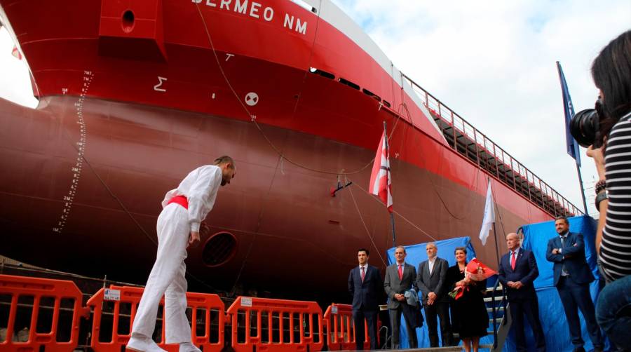 El presidente de Astilleros Murueta, Juan Arana (primero por la izquierda) y el presidente de la Autoridad Portuaria de Bilbao, Ricardo Barkala (segundo por la derecha), con la madrina del “Bermeo NM”, Begoña Ocerin; el viceconsejero de Industria, Andoitz Korta (tercero por la izquierda) y el diputado foral de Infraestructuras y Desarrollo Territorial de la Diputación Foral de Bizkaia, Carlos Alzaga (primero por la derecha). Foto J.P.