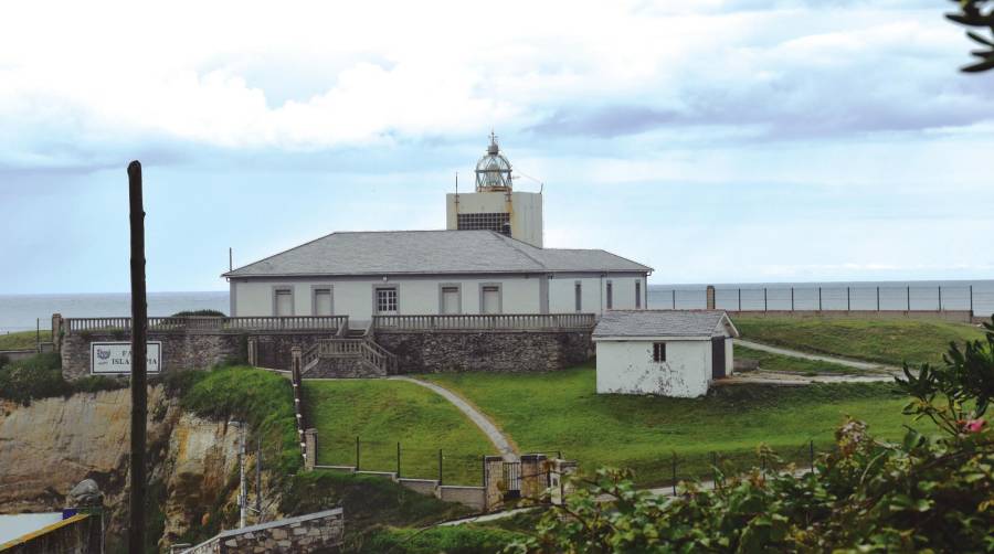 La vivienda del farero del faro de Tapia de Casariego, jubilado en 2019, y construcciones adyacentes, han perdido su uso, por lo que sus espacios acogerán una residencia artística pública.