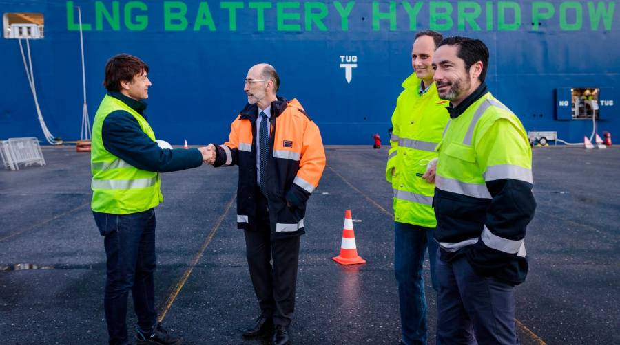 Jesús Vázquez Almuiña, presidente de la Autoridad Portuaria de Vigo, ha supervisado la operación.