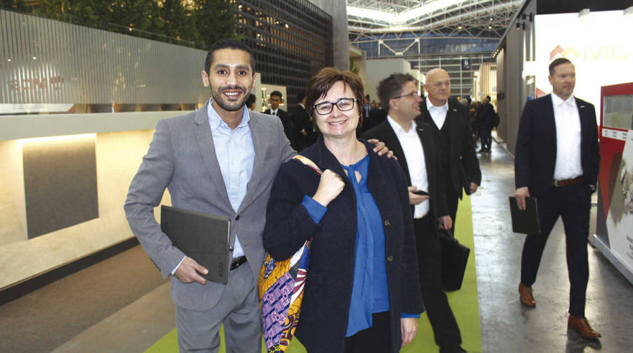 Abed Elbachouti, Sales Executive, y Stephanie Bonhomme, Route Manager Africa, de Bollor&eacute; Logistics, ayer en Cevisama. Foto Loli Dolz.