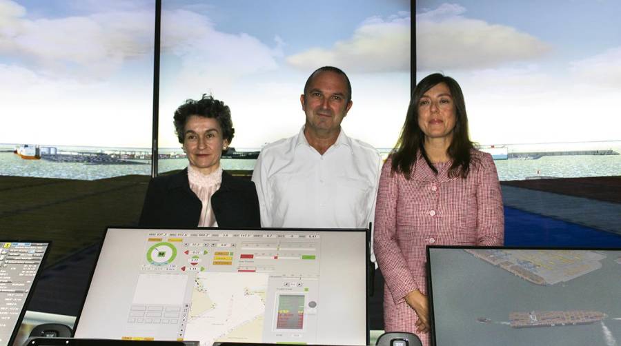 Mar Chao, presidenta de la Autoridad Portuaria de Valencia, Javier Félix, presidente de la Corporación de Prácticos de Valencia y la capitana marítima de Valencia, Elena Delgado, en uno de los módulos del simulador. Foto: J.C.P.