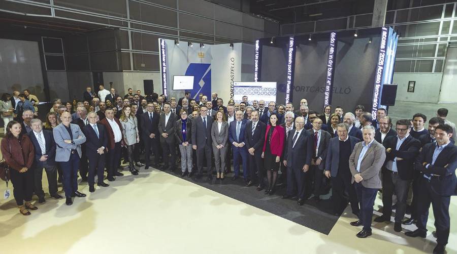 Representantes de PortCastelló y la comunidad portuaria en el encuentro mantenido ayer.