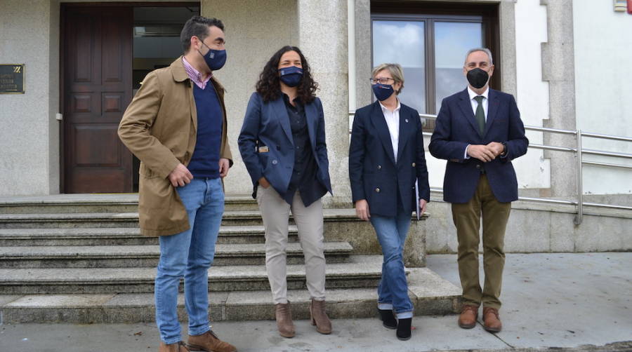 De izquierda a derecha: Luis L&oacute;pez, delegado de la Xunta en Pontevedra; Susana Lenguas, presidenta de Portos de Galicia; Rosa Quintana, conselleira do Mar; Jos&eacute; Manuel Cores Tour&iacute;s, presidente de la Autoridad Portuaria de Vilagarc&iacute;a, a la entrada de la sede de la Autoridad Portuaria.