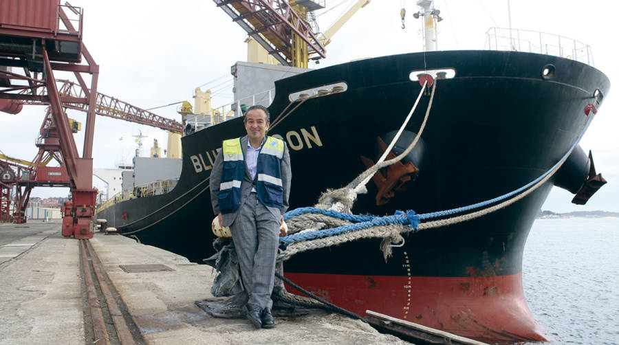 Andr&eacute;s G&oacute;mez Bueno, en la Terminal de Graneles Agroalimentarios de Santander (TASA), referente en eficiencia desde su puesta en marcha en 2012. Foto J.P.