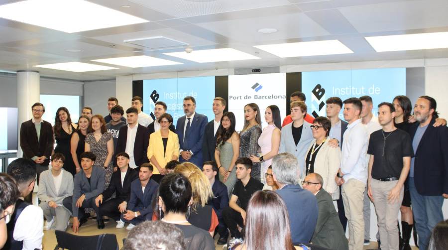 Mercè Massa, gerente del Consorci d’Educació de Barcelona; Lluís Salvadó, presidente de la AP de Barcelona y José Antonio Vázquez, director del ILB, junto con el alumnado y los profesores del CFGS de Transport i Logística en el acto de graduación del ILB. Foto C.C.