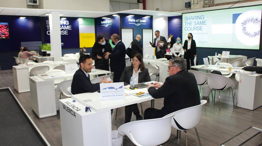 Desde la izquierda: Javier Escamilla, de Sea Line Reefer Valencia; Cristina Rodríguez, jefa de Comercial y Clientes de la Autoridad Portuaria de Valencia; Néstor Martínez, subdirector general y adjunto al director de la AP de Valencia. Foto J.P.