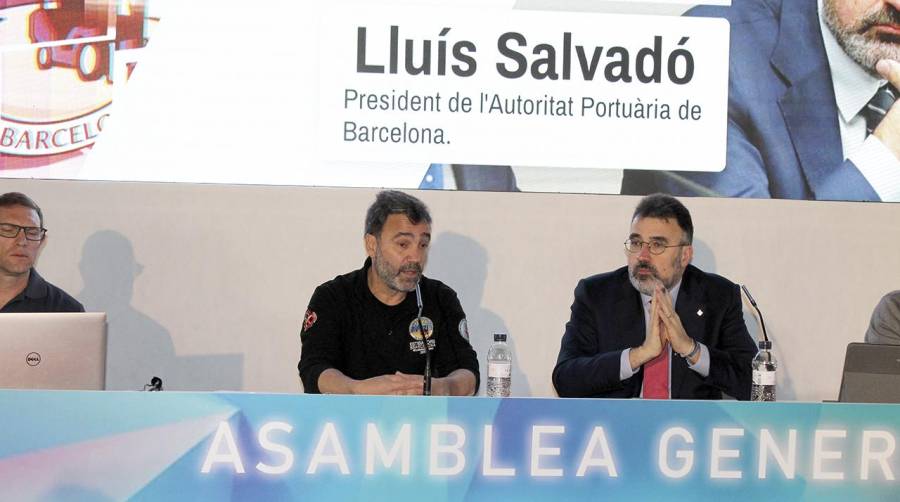 Albert Gil, portavoz de OEPB-Coordinadora; y Lluis Salvadó, presidente del Port de Barcelona, durante el acto inicial de la Asamblea General que el sindicato de la estiba ha celebrado esta mañana. Foto: Juan Carlos Sarmentero.