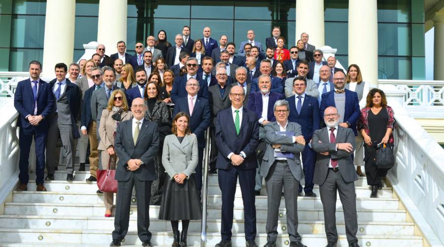 En primera fila: Pedro Coca, presidente de Propeller Valencia; Marta Catalán, jefa regional de Aduanas e Impuestos Especiales de Valencia; Manuel Cabrera, delegado especial de la Agencia Tributaria en la Comunitat Valenciana; Aurelio Martínez, presidente de la Autoridad Portuaria de Valencia; y Antonio Crespo, vocal de la Junta Directiva de Propeller Valencia, junto al resto de socios asistentes al primer almuerzo-coloquio de 2022 organizado por Propeller Valencia. Foto: Raúl Tárrega.