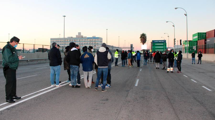 Sindicatos y patronal de amarre acudirán mañana a mediación en Barcelona