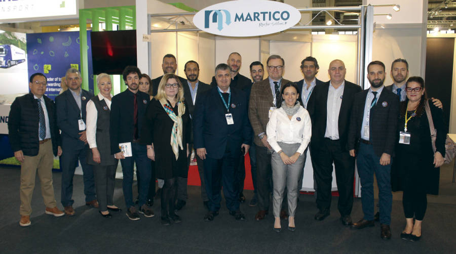 Jos&eacute; Manglano, consejero delegado de Martico (cuarto por la derecha), y Jara Salor, gerente en Espa&ntilde;a y Portugal de Martico Reefer Solutions (de blanco, en primera fila), lideraron la representaci&oacute;n de Martico en su stand de Fruit Logistica, con un total de 22 profesionales procedentes tanto de Espa&ntilde;a como de otros pa&iacute;ses de Europa, Am&eacute;rica y Asia. Foto J.P.