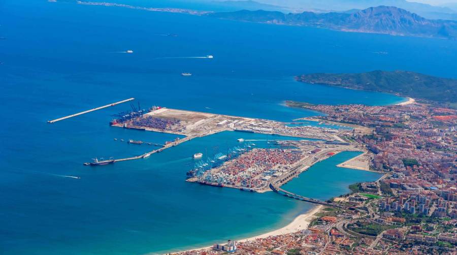 Vista del Puerto de Algeciras y el Estrecho de Gibraltar.