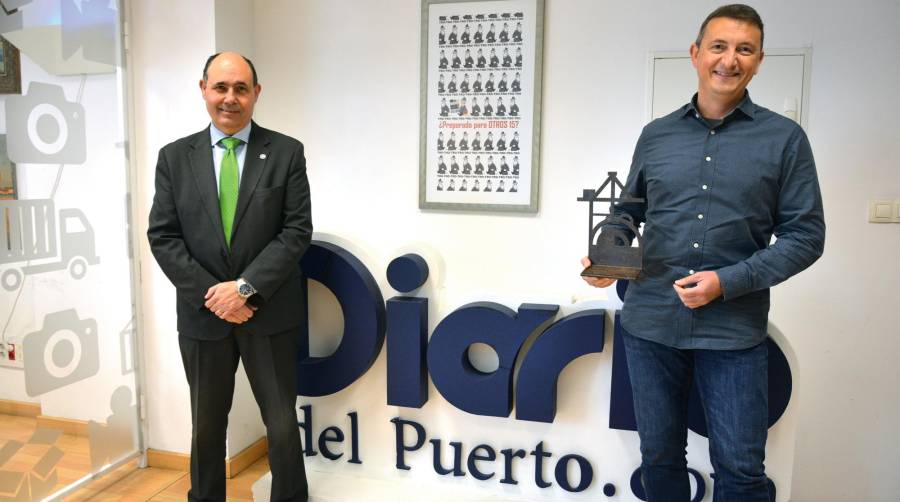 Juan Manuel Barba, ejecutivo de cuentas de Diario del Puerto; y Rafael Sánchez, director comercial de Heisterkamp Trailer Rental, con su galardón. Foto: Raúl Tárrega.