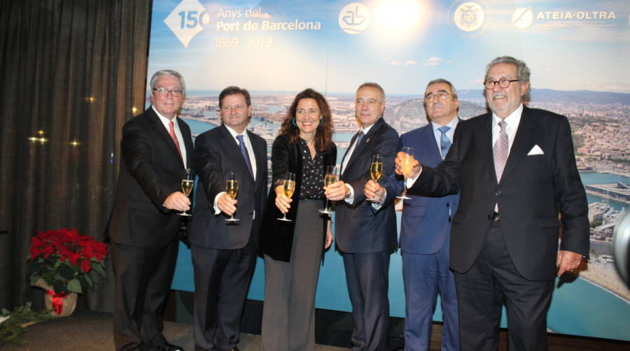 Jordi Trius, presidente de la Asociaci&oacute;n de Agentes Consignatarios de Buques de Barcelona; Antoni Llobet, presidente del Colegio de Agentes de Aduanas de Barcelona; Merc&eacute; Conesa, presidenta del Puerto de Barcelona; Pere Navarro, delegado especial del Estado en el Consorci de la Zona Franca de Barcelona, Emili Sanz, presidente de ATEIA-OLTRA, y Javier Vidal, presidente de la Asociaci&oacute;n de Empresas Estibadoras. Foto J.C.S.