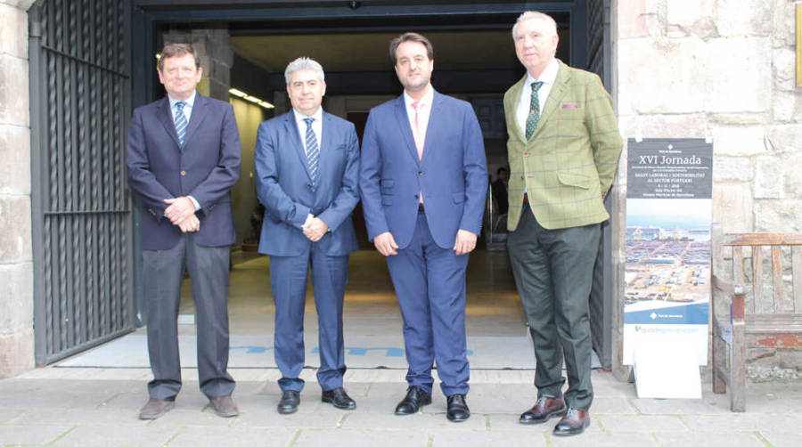 Eduard Duran, presidente del grupo de trabajo de Sostenibilidad y PRL del Consejo Rector para la Promoci&oacute;n de la Comunidad Portuaria; Roberto Navarro, director en Catalunya de Quir&oacute;n Prevenci&oacute;n; Pedro Arellano, adjunto a la Direcci&oacute;n General y Desarrollo Corporativo del Puerto de Barcelona, y Narciso Amig&oacute;, jefe del departamento de Recursos Sanitarios y PRL de la APB. Foto E. Garc&iacute;a.