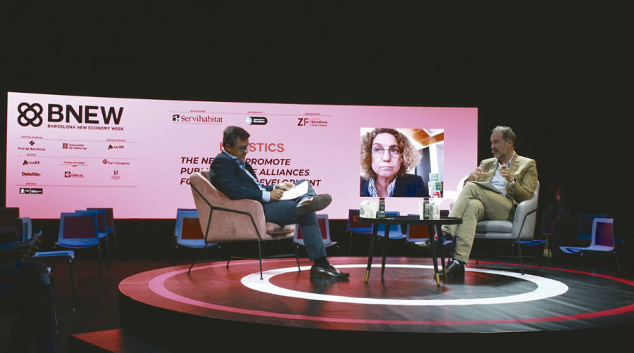 Jaume Bonavia, director general de Alfil Logistics; Clara Arpa, CEO Arpa Equipos M&oacute;viles de Campa&ntilde;a (en pantalla); Mateu Hern&aacute;ndez, CEO de Barcelona Global, durante el debate. Foto: Alba Tejera.