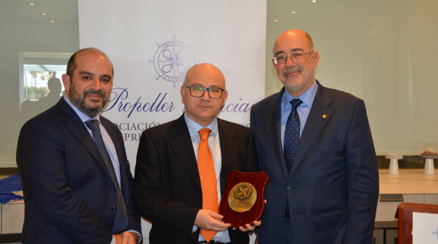 Fernando Vitoria, jefe de Comunicaci&oacute;n y Protocolo de Propeller Valencia; Vicente J. Pallard&oacute;, doctor en Econom&iacute;a por la Universidad de Valencia y Master os Science en Econom&iacute;a por la London School of Economics and Political Science; y Pedro Coca, presidente de Propeller Valencia. Foto: Ra&uacute;l T&aacute;rrega.