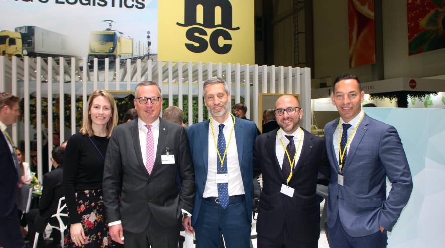 Desde la izquierda: Jane Wohlers, MSC Marketing Alemania; Nils Khan, General Manager MSC Alemania; Vicenzo Martino, Trade manager MSC Ginebra; Andrea Medica, Reefer Manager Italia; Julio Nestar, Reefer Manager España. Foto J.P.